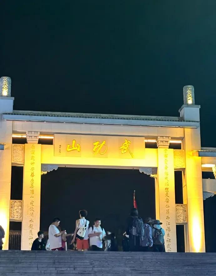 男子背40公斤蜜雪冰城上武功山售賣