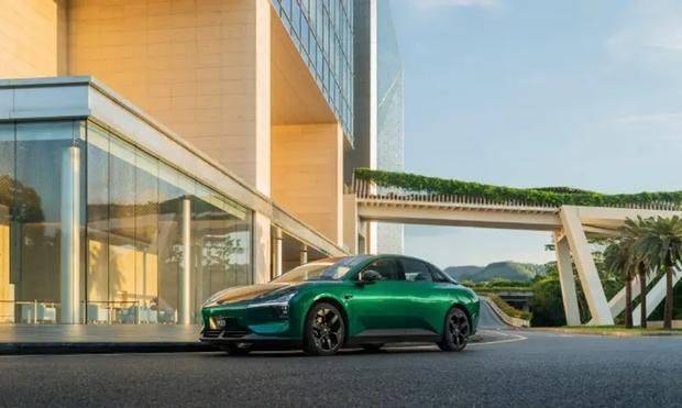 “電光綠”驚艷亮相!MONA M03配色引領新能源車潮流