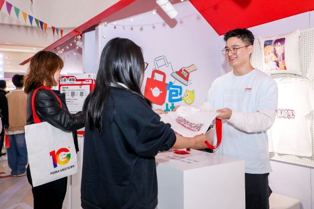 在「包快樂的」熱轉印工坊，用戶可以使用打印機輸出燙印貼紙，DIY個性化環保袋