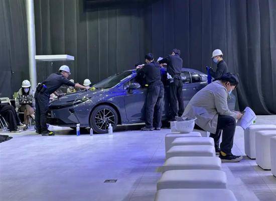 新車采用“錘頭鯊”式前臉設(shè)計(jì),搭配云光燈帶