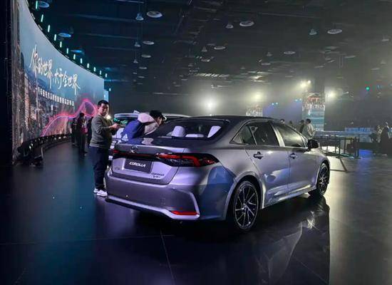 新車采用“錘頭鯊”式前臉設(shè)計(jì),搭配云光燈帶