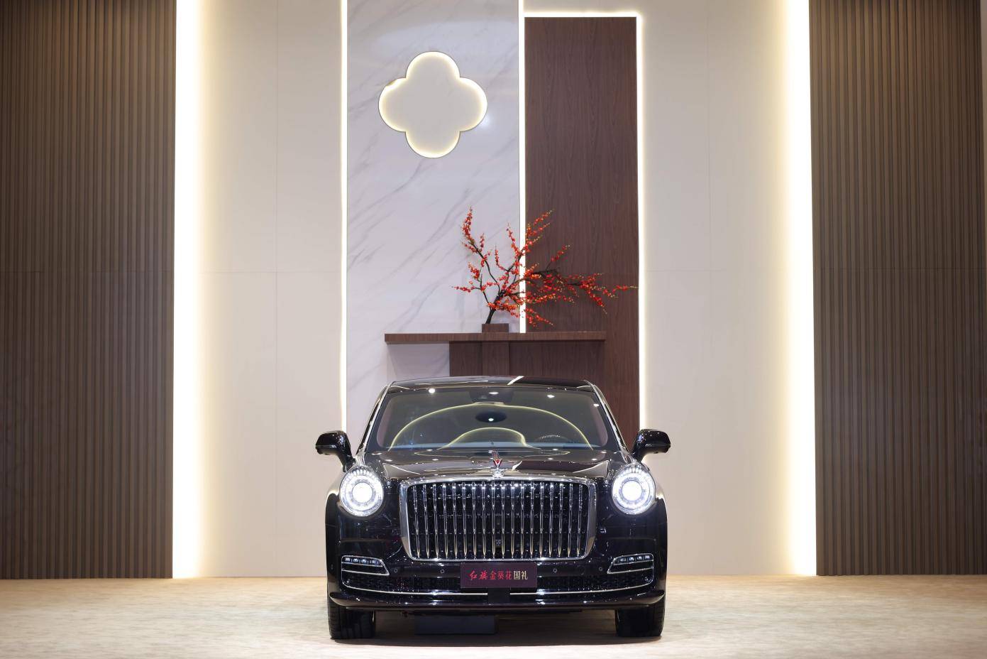 東方豪華新范式!紅旗金葵花攜“國賓車隊”亮相廣州車展