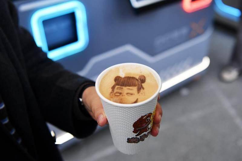 成都啟動第三批機器人與人工智能實景驗證活動 多款機器人“上崗”交子大道