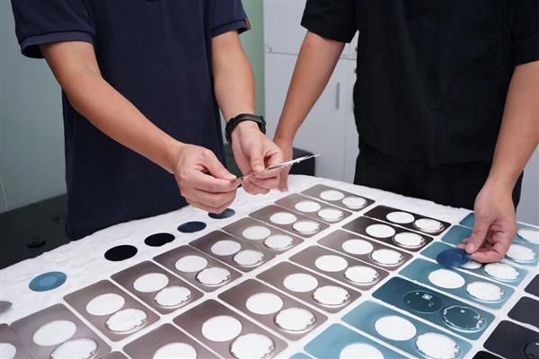 華為Mate 80系列設計師回應雙環(huán)設計最大困難:鋁合金和玻璃纖維拼接